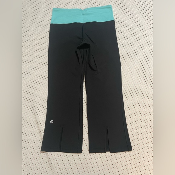 Women 💙🖤Lululemon Gather & Crow Crop
Black/Tonka Stripe Angel Blue, size 4 - Picture 5 of 11